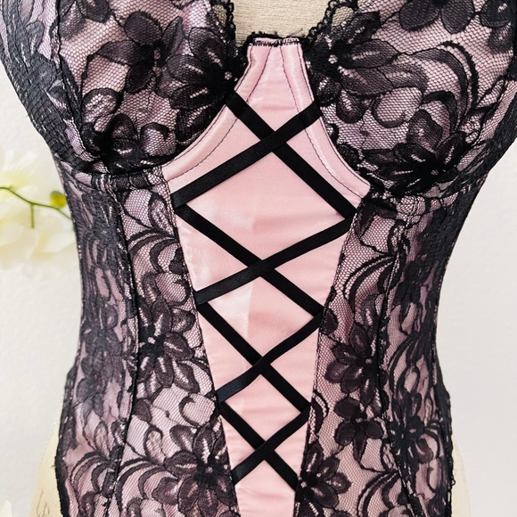 Fredricks of Hollywood Pink & Black Lace Corset - Picture 2 of 4